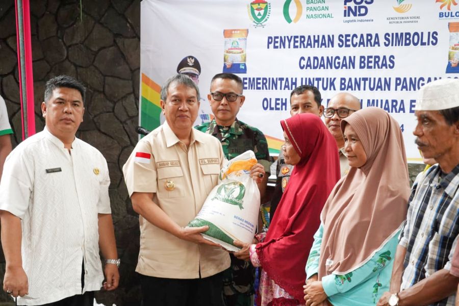 50.371 KPM, Pj. Bupati Salurkan CPP Bantuan Pangan Beras TA 2024 di KCP Pos Indonesia Gunung Megang