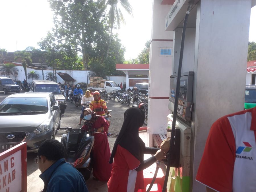 Antrian Panjang Pembelian di Pom Bensin Pronojiwo