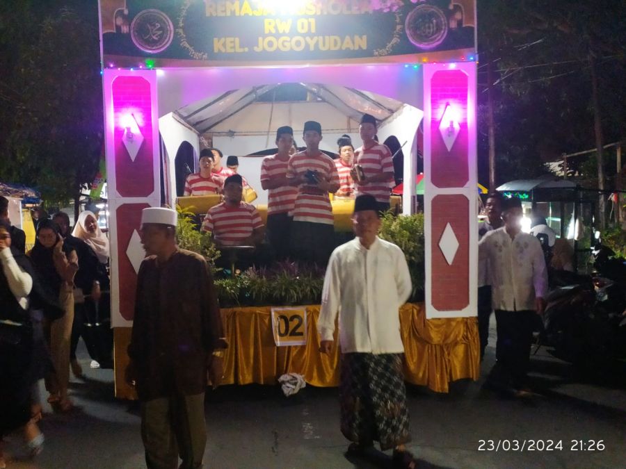 Antusias Warga Menyaksikan Pawai Patrol di Kabupaten Lumajang