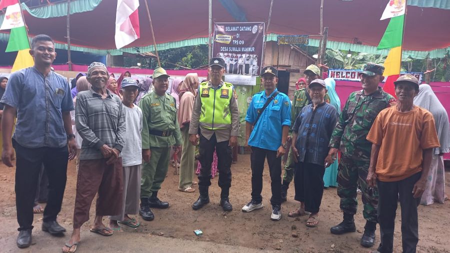 Kades Sumaja Makmur bersama Bhabinkamtibmas & Babinsa Lakukan Monitoring TPS serta Berikan Hak Suara