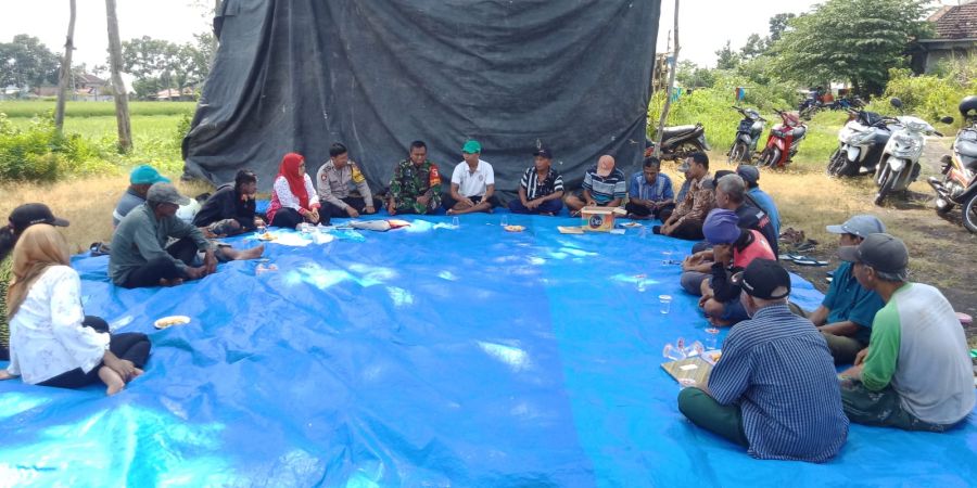 Babinsa dan Babinkamtibmas Bersama Masyarakat Grebek Tikus di Desa Petahuan