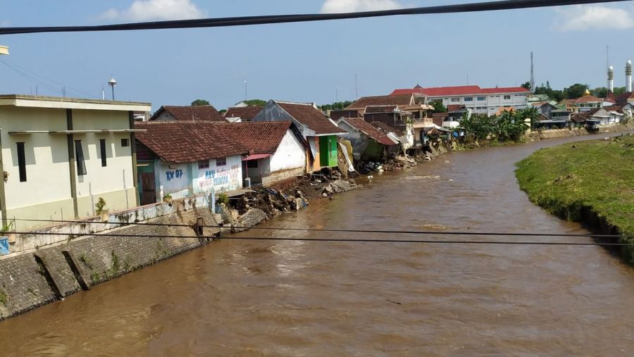 Diguyur Hujan Semalaman, Banjir Besar Gerus Rumah Warga di Kabupaten Lumajang