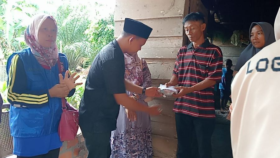 Dinsos Muara Enim bersama Pemdes Sumaja Makmur Berikan Bantuan Kepada Warga Musibah Kebakaran