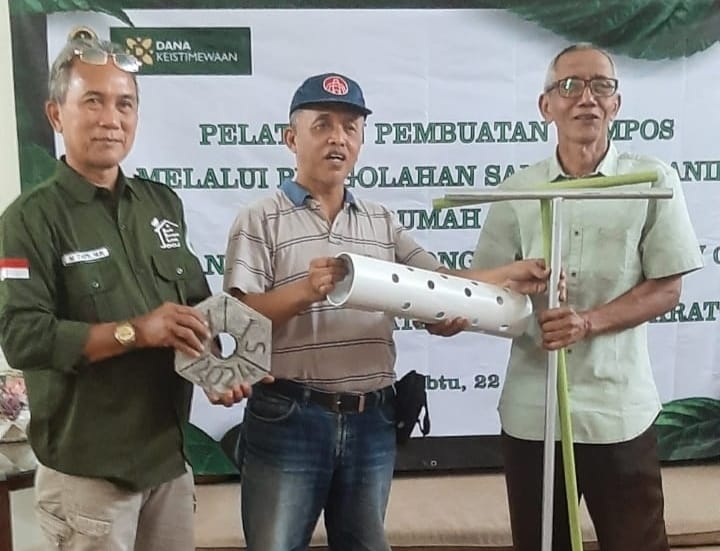 H. Emir Nuswantoro Puji Bank Sampah Warga RW.09