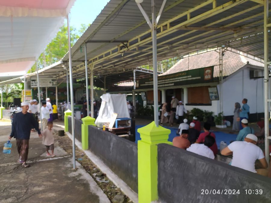 Masyarakat Lumajang Berbondong-Bondong Kunjungi Rumah Pertama Habib Sholeh di Lumajang