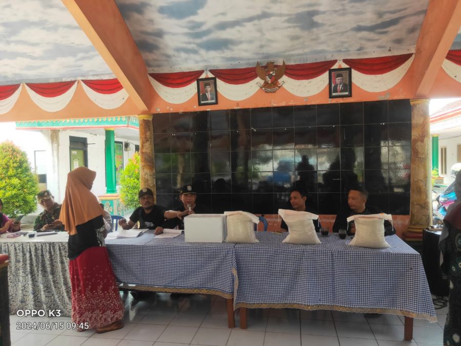 Pembagian Beras Raskin Bagi Masyarakat Tempah Kidul di Balai Desa