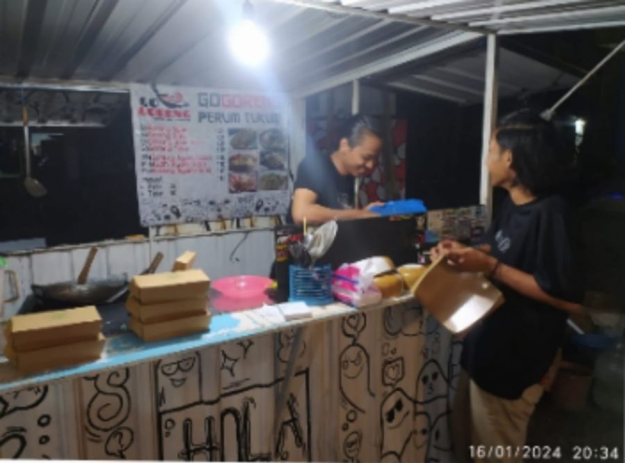 Untuk Meningkatkan Ekonomi, Para Pemuda Desa Berdagang di Depan Perum Tukum
