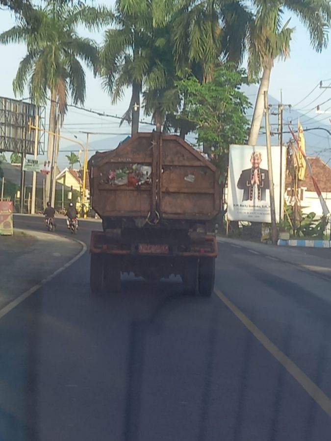 Pengangkutan Sampah ke TPA Banyak Berjatuhan dan Berceceran di Sepanjang Jalan