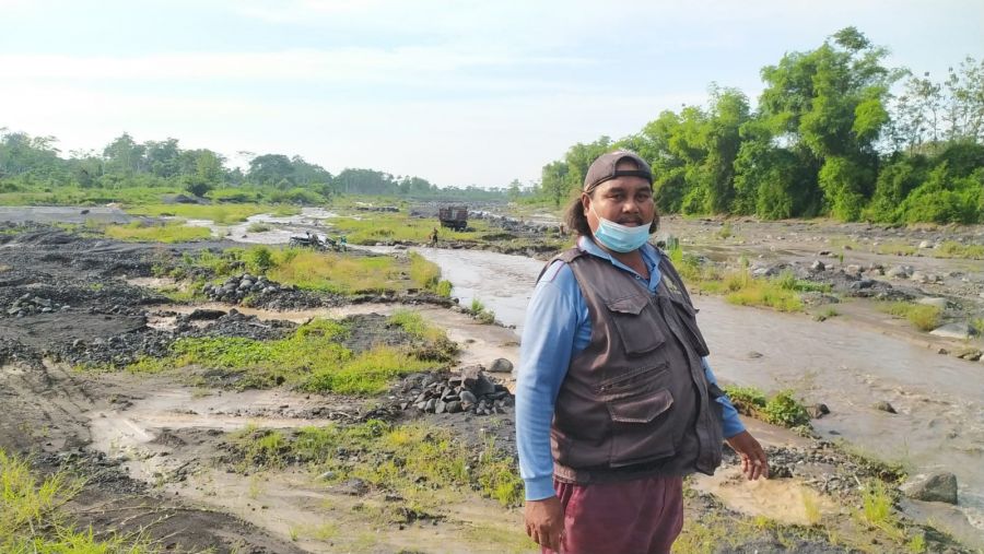 Penjaga Kali Laharan Dari Semeru di Kali Regoyo