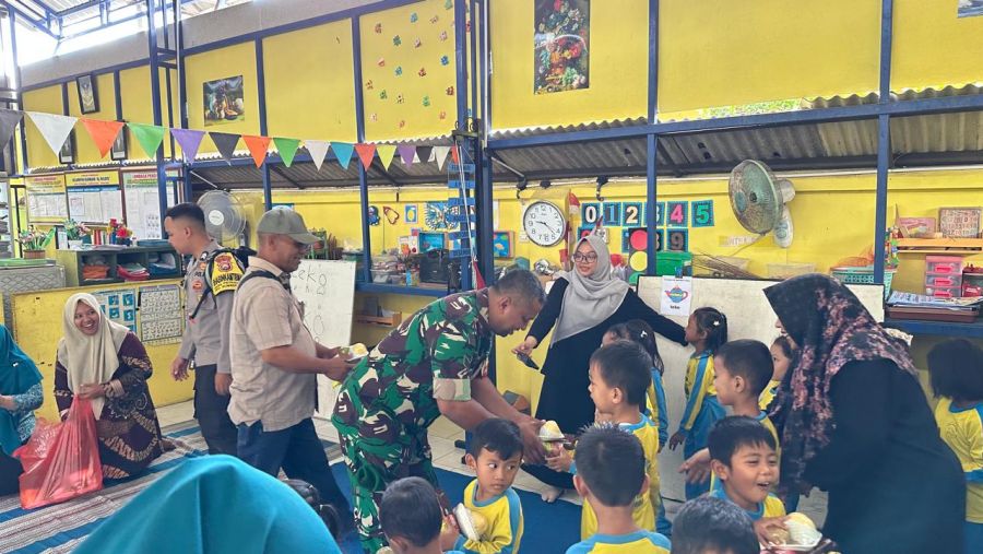 Penyaluran Bantuan Makanan Tambahan Untuk Menunjang Gizi Anak-Anak TK dan KB  di Desa Petahunan