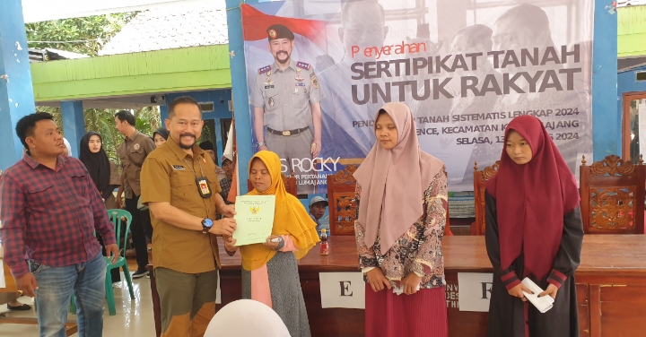 Penyerahan Sertifikat Tanah Warga Desa Bence Kec. Kedung Jajang Lumajang