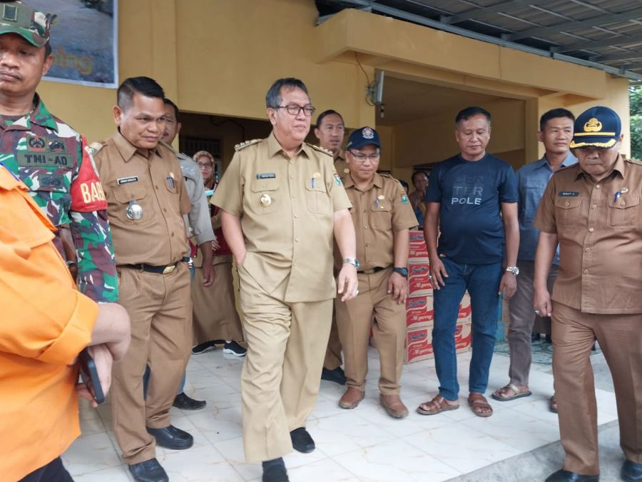 Pj. Bupati Salurkan Bantuan 5 Ton Beras di 9 Kecamatan Terdampak Banjir Diwilayah Kab. Muara Enim 