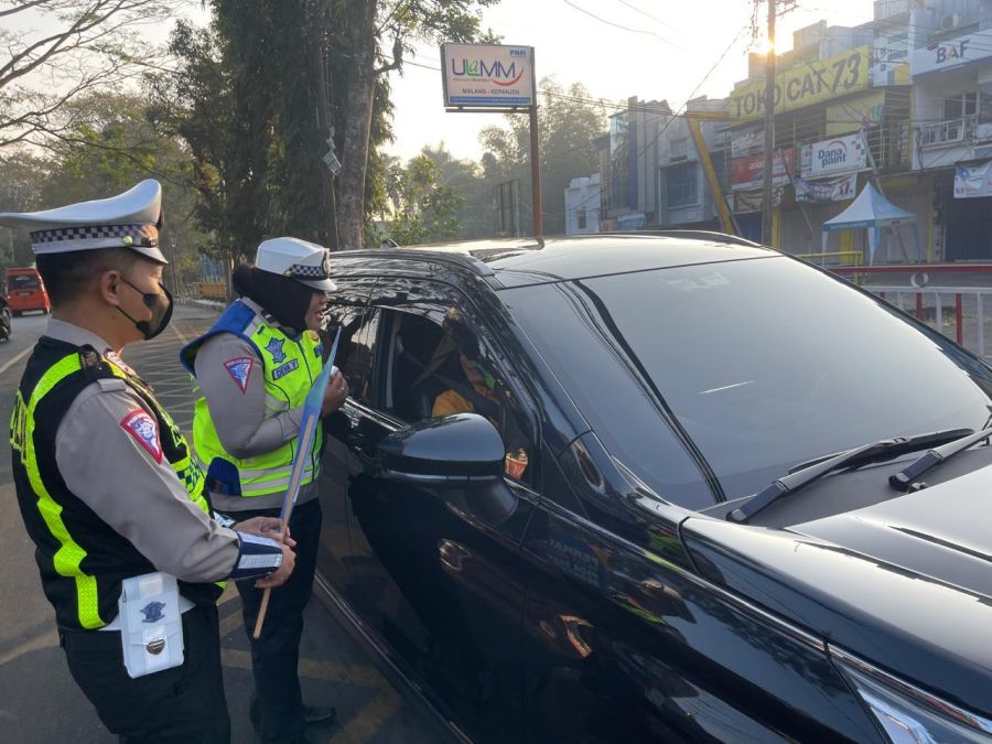 Polres Malang Gencar Lakukan Edukasi Keselamatan Berkendara Dalam Operasi Patuh Semeru 2024
