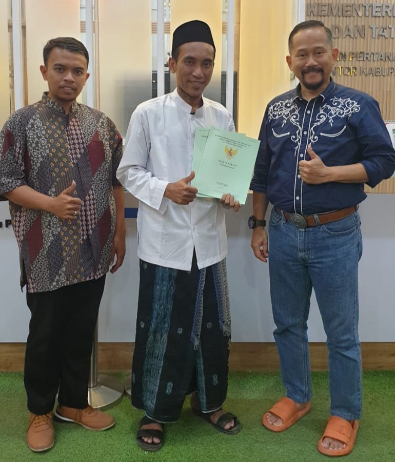 Serah Terima Sertifikat Milik PP Miftahul Ulum di Kantor BPN Kabupaten Lumajang