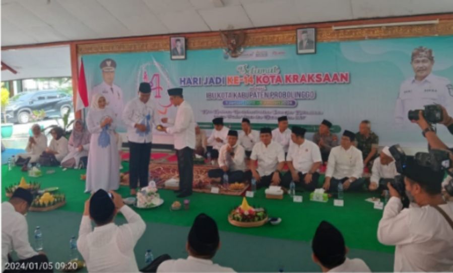 Tasyakuran HUT ke-14 Kota Kraksaan, Pj Bupati Ugas Irwanto Potong Tumpeng