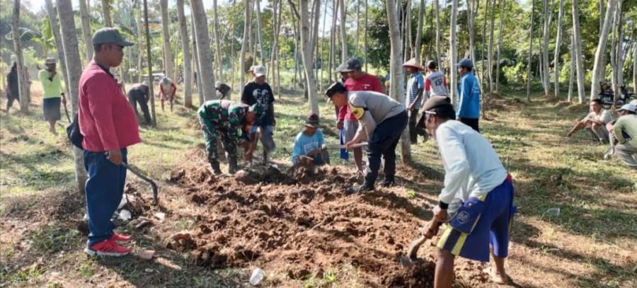 TNI dan Polri Melaksanakan Kerja Bakti Bersama Masyarakat  Petahunan
