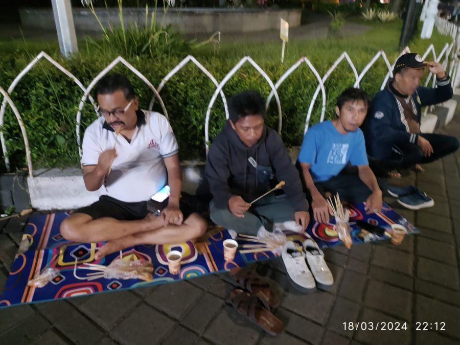Usai Perjalanan Jauh, Advokad Anton Sujatmiko dan Tim Santai Nikmati Sempol di Alun- Alun Kota Batu