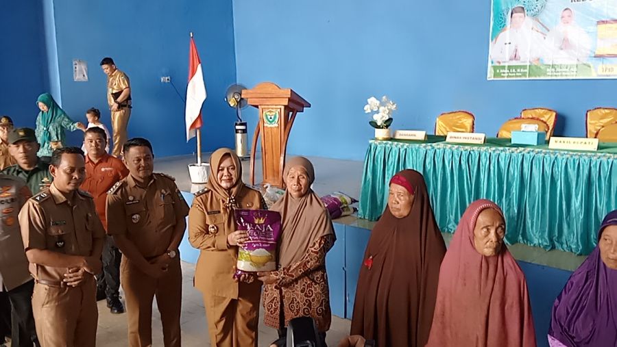 Wakil Bupati Muara Enim Buka Operasi Pasar Murah di Desa Sumaja Makmur