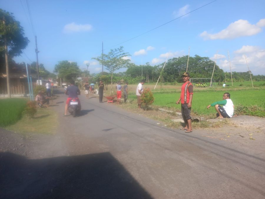 Warga Rt 26, 27 dan 28 RW 09 Dusun Munder Desa Tukum Gelar Kerja Bakti Bersama