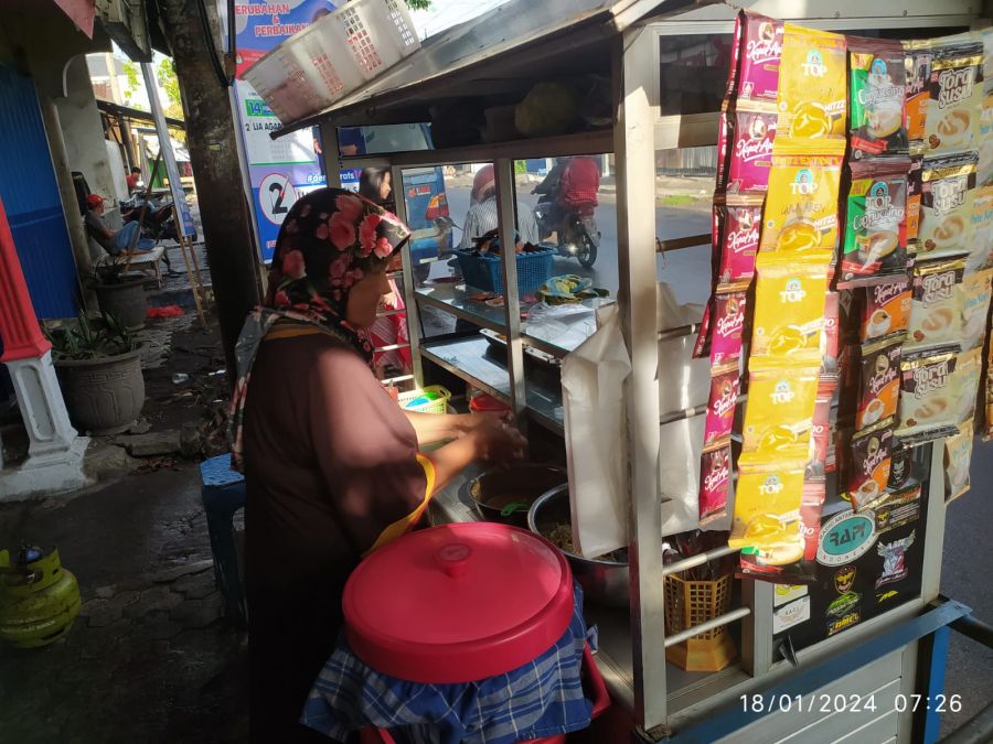 Warkop LPSK (Lesehan Pecel Setia Kawan) Sangat Diminati Para Pelanggan
